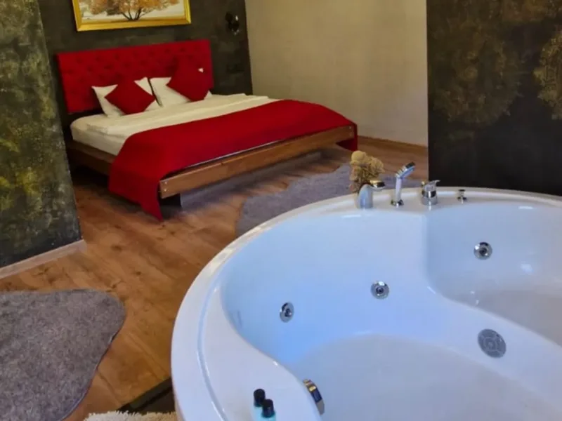 Dere Manzaralı Suit